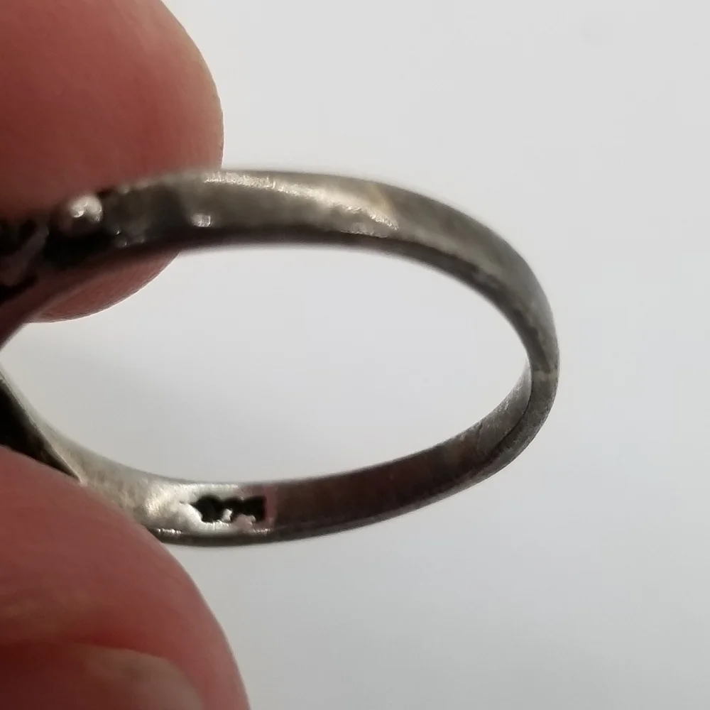 sterling silver ring with white glass cats eye and leaf detail size 6.75